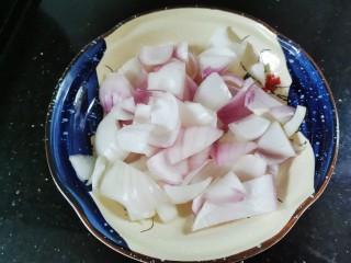 青椒土豆片,洋葱切小块