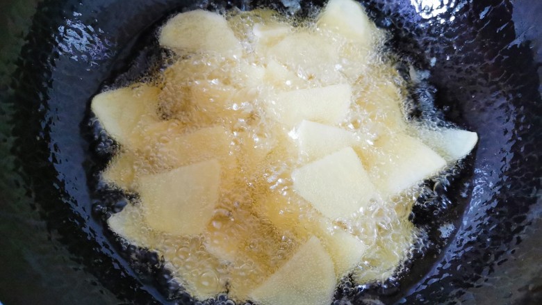青椒土豆片,油热倒入土豆片炸软捞出沥油
