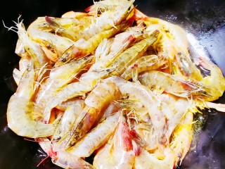 红烧虾,油热后放入基围虾，翻炒