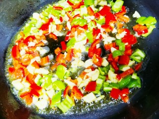 红烧虾,另起锅倒油，油热后放入腌制好的辣椒