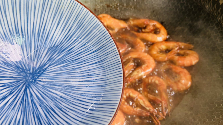 红烧虾,加入少许热水翻炒至熟
