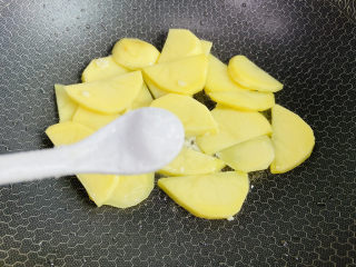 青椒土豆片,根据个人口味加入适量盐