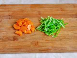 麻辣虾尾,胡萝卜去皮洗净切片，辣椒洗净切丝。