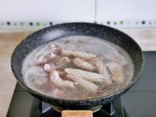 麻辣虾尾,焯水：锅中水烧开后下鱿鱼，大火45秒捞出，淋干水分。