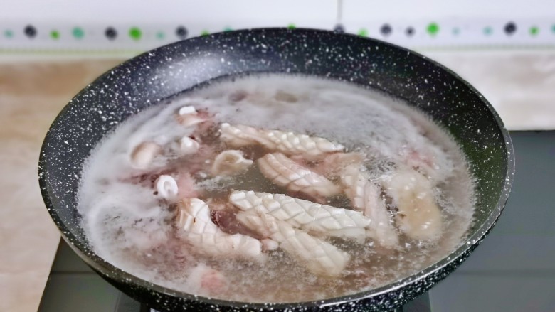 麻辣虾尾,焯水：锅中水烧开后下鱿鱼，大火45秒捞出，淋干水分。