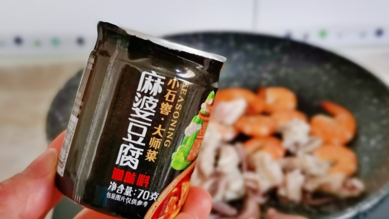 麻辣虾尾,加入麻婆豆腐调味料。