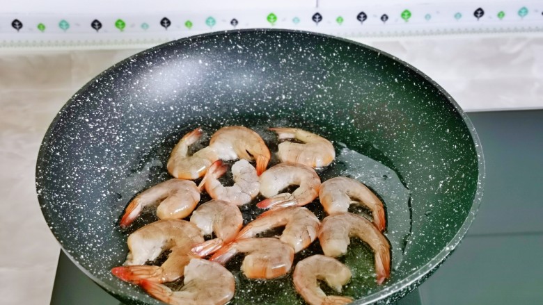 麻辣虾尾,起油锅，先加入虾尾小火煎。