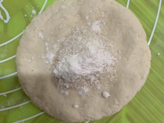 豆渣糖饼,加入少许面粉。