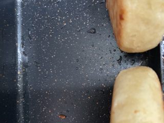 豆渣糖饼,成型把饼竖起来慢慢煎周边。