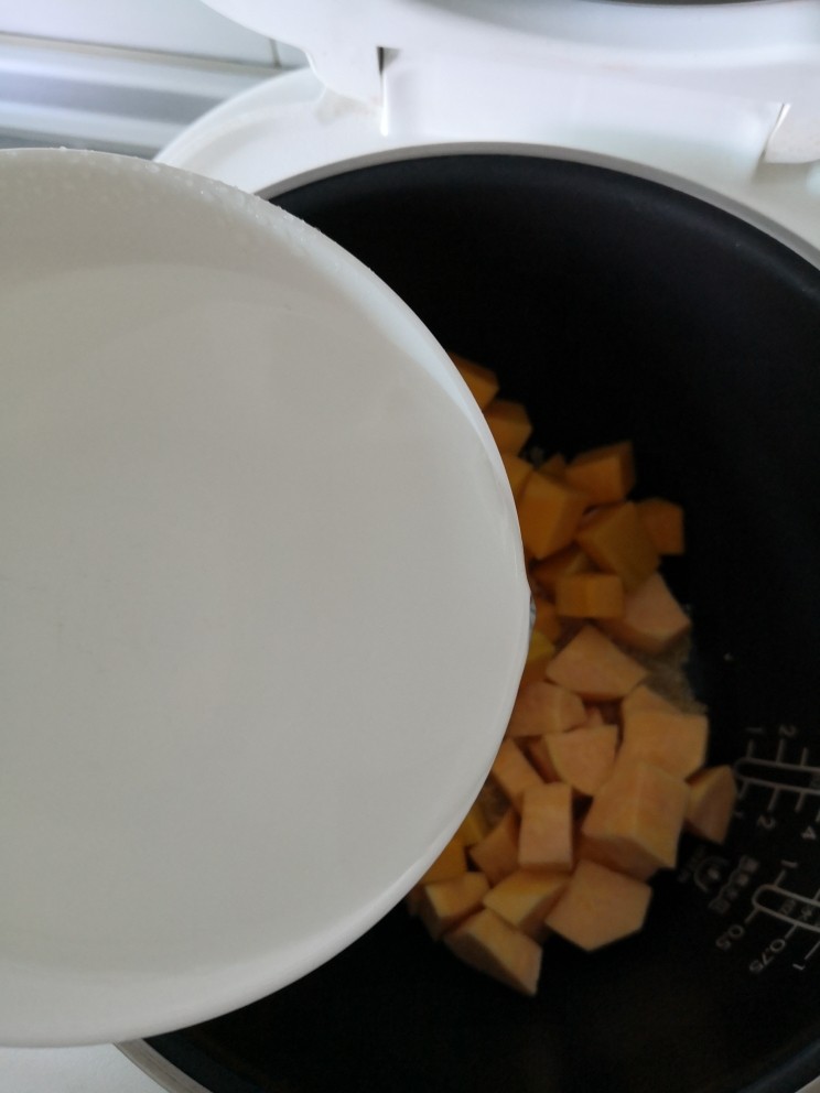红薯南瓜粥,放入适量的清水