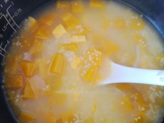红薯南瓜粥,打开锅盖搅拌一下，就可以享用了。喜欢吃甜的可以放一些红糖