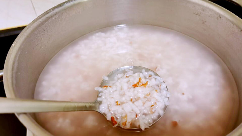 红薯南瓜粥,关火焖10分钟，米粒有点涨大