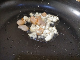 青椒土豆片,用煸香的猪油瓣蒜