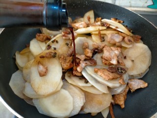 青椒土豆片,土豆入盐味后与肉混合翻炒，加入生抽