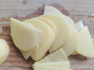 青椒土豆片,然后切成薄片，切的越薄成品口感越好