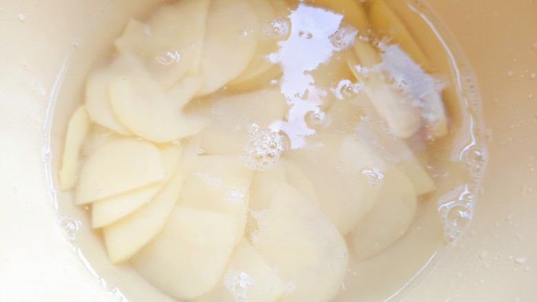青椒土豆片,如果怕土豆氧化变色，可以一边切一边将土豆浸泡在清水内