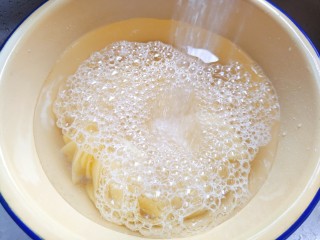 青椒土豆片,切好之后用流动水冲洗几遍，洗掉土豆的淀粉质