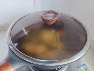 青椒土豆片,盖上锅盖，转小火，焖煮2分钟
