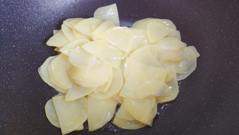 青椒土豆片,翻炒至土豆片稍稍变软，呈半透明状