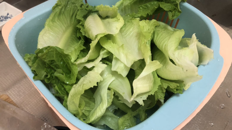 蒜蓉生菜➕柳塘新绿却温柔,生菜掰下叶片，清洗控水备用。如果生菜叶片比较大，可以把它掰成两半