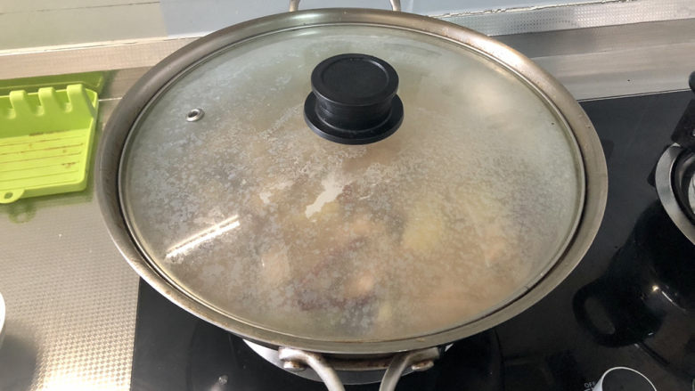 新疆大盘鸡➕ 田舍鸡肥社酒香,煮开后，加盖，小火炖煮15分钟