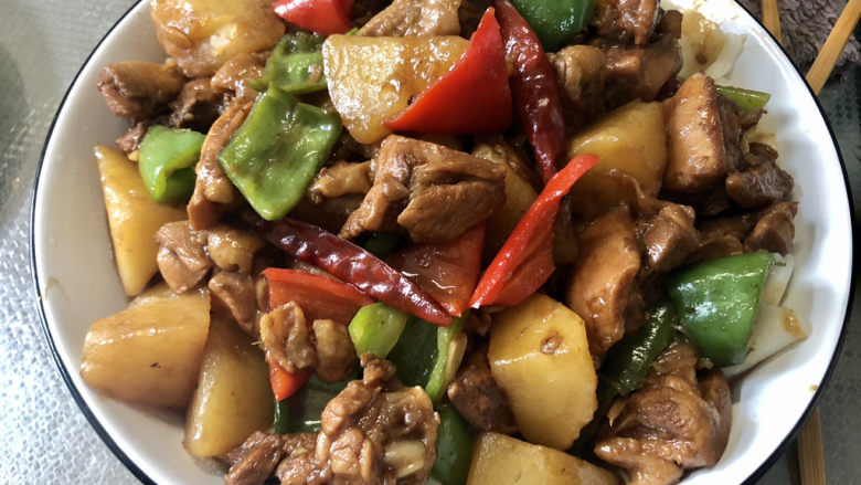 新疆大盘鸡➕ 田舍鸡肥社酒香,把菜和汤汁浇在面条上