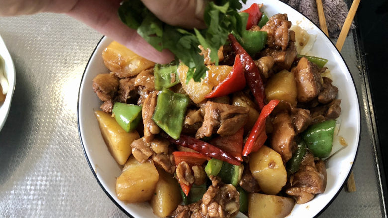 新疆大盘鸡➕ 田舍鸡肥社酒香,最后撒上点香菜即可上桌享用。