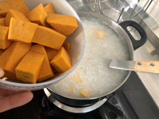 红薯南瓜粥➕最红深处有黄鹂,下南瓜块，继续小火炖煮10分钟，煮到红薯南瓜熟透软糯