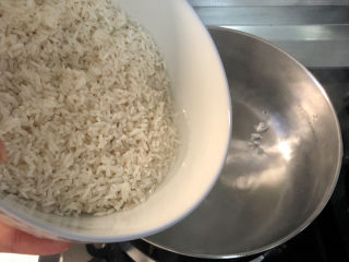 红薯南瓜粥➕最红深处有黄鹂,坐锅烧水，水开，下泡好的大米