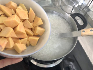 红薯南瓜粥➕最红深处有黄鹂,半小时后，加入红薯块，煮开后，加盖小火炖煮5分钟