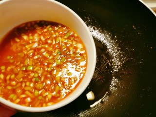 糖醋茄子,锅中的油倒入油碗里炒其它菜食用，将调好的糖醋汁倒入锅中加热