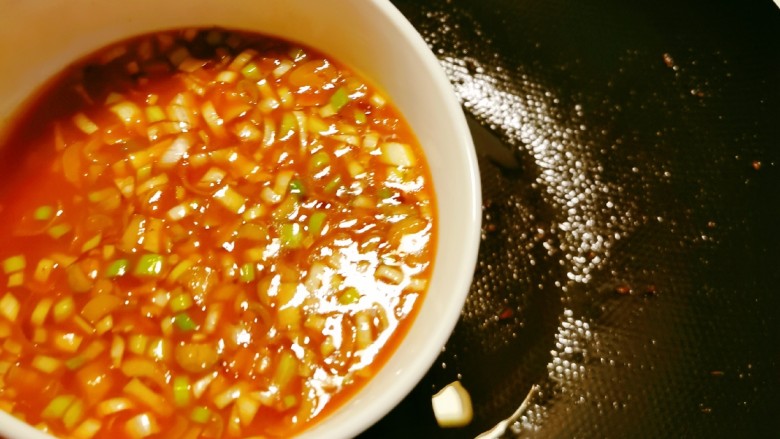 糖醋茄子,锅中的油倒入油碗里炒其它菜食用，将调好的糖醋汁倒入锅中加热