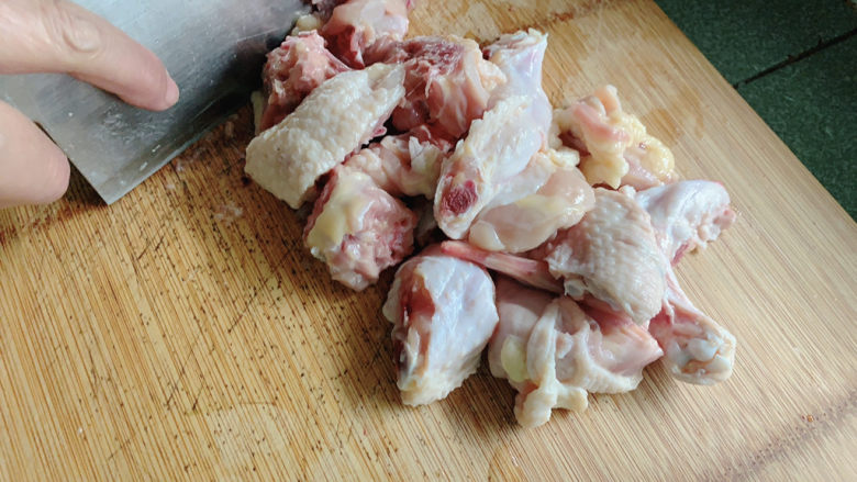 新疆大盘鸡,三黄鸡切成小块。