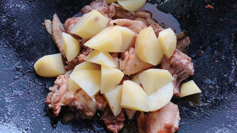 新疆大盘鸡,加入煮至半成熟的土豆，提前捞一下，也是为了在焖的时候，让口感更快的变粉软。