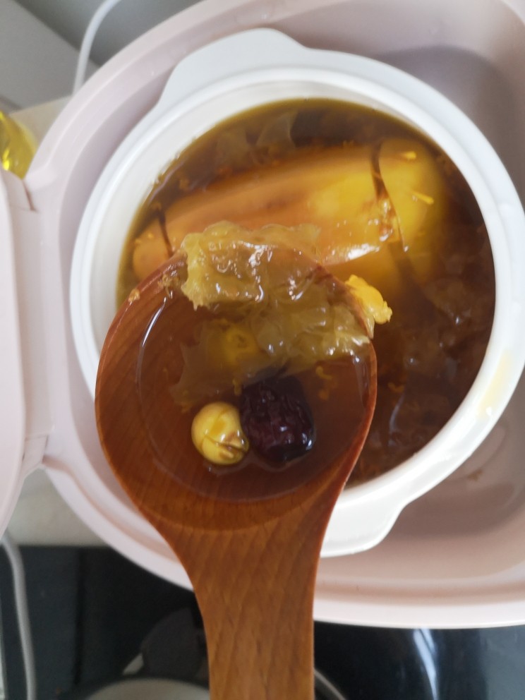 彩色糯米糖藕,煲好的糖藕可以两吃哦：
第一种吃里面的银耳红枣莲子汤作甜品，汤汁金黄色，因有银耳一起胶质丰富营养