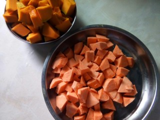 红薯南瓜粥,红薯和南瓜改刀。