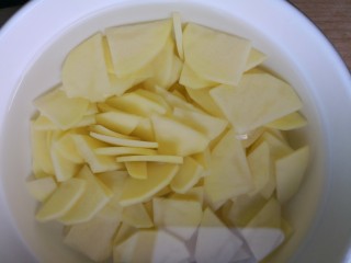 青椒土豆片,去皮切成片后放入清水里泡去淀粉。