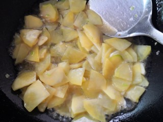 青椒土豆片,放入适量的水煮至土豆片成半透明状