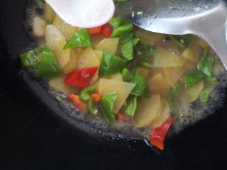 青椒土豆片,最后调入少许盐炒匀出锅