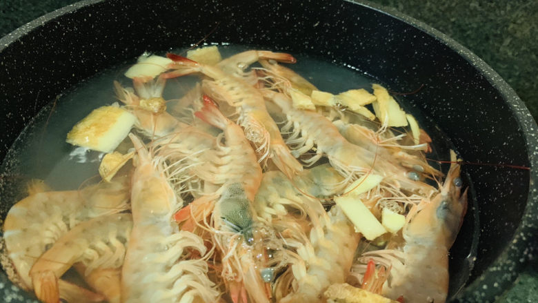红烧虾,水煮开，加入鲜虾