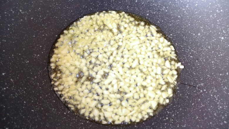 蒜蓉生菜,炒锅内倒适量的食用油烧热，下入蒜末炒至金黄色。