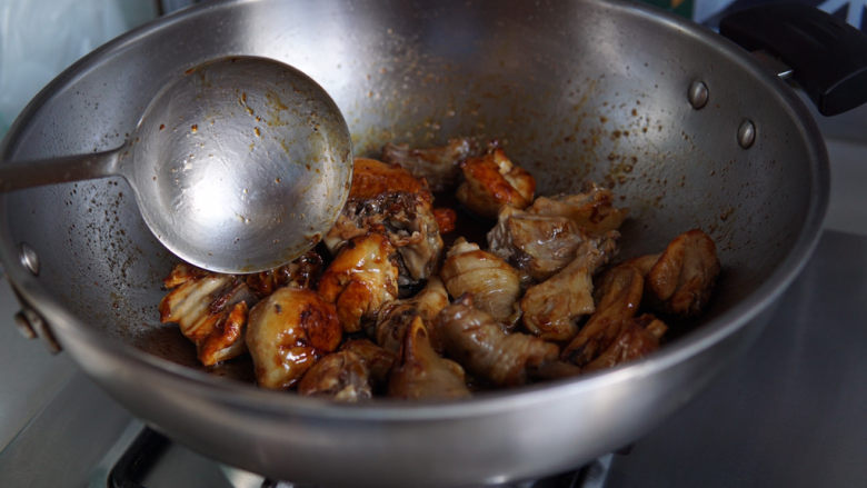新疆大盘鸡,放入鸡块快速煸炒上色。