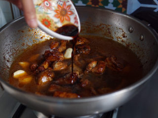新疆大盘鸡,加入生抽提鲜调味。