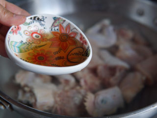 新疆大盘鸡,冷水入锅加入花雕酒，焯烫。