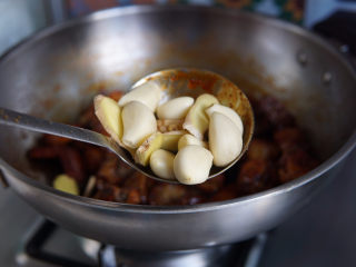 新疆大盘鸡,加入姜片、大蒜一同煸炒片刻。