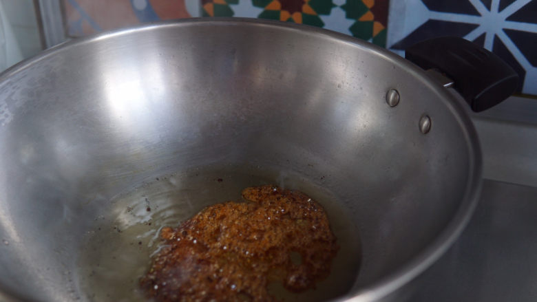 新疆大盘鸡,炒至焦糖色。