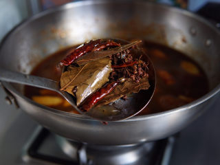 新疆大盘鸡,加入炒香的香料，大火煮滚转中火炖二十分钟。