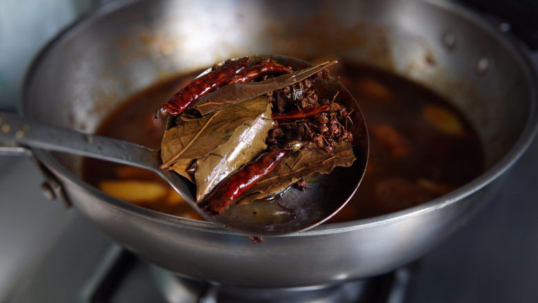 新疆大盘鸡,加入炒香的香料，大火煮滚转中火炖二十分钟。