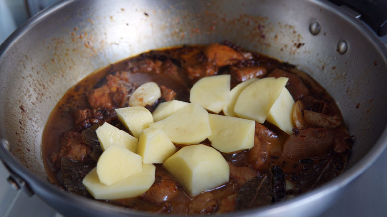 新疆大盘鸡,时间到，加入土豆块。