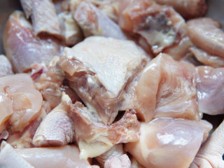 新疆大盘鸡,小公鸡剁成合适的块，去掉杂质。